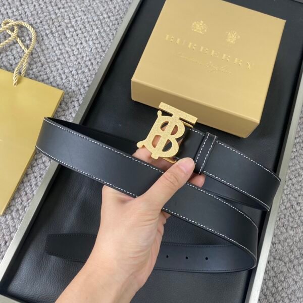 Burberry counters are simultaneously updated    Classic needle buckle waistband buckle engraved with
